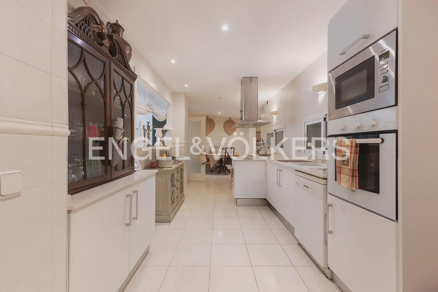 3 bedroom Flat for sale in Valencia city with garage - € 1,750,000 (Ref: 10116071)