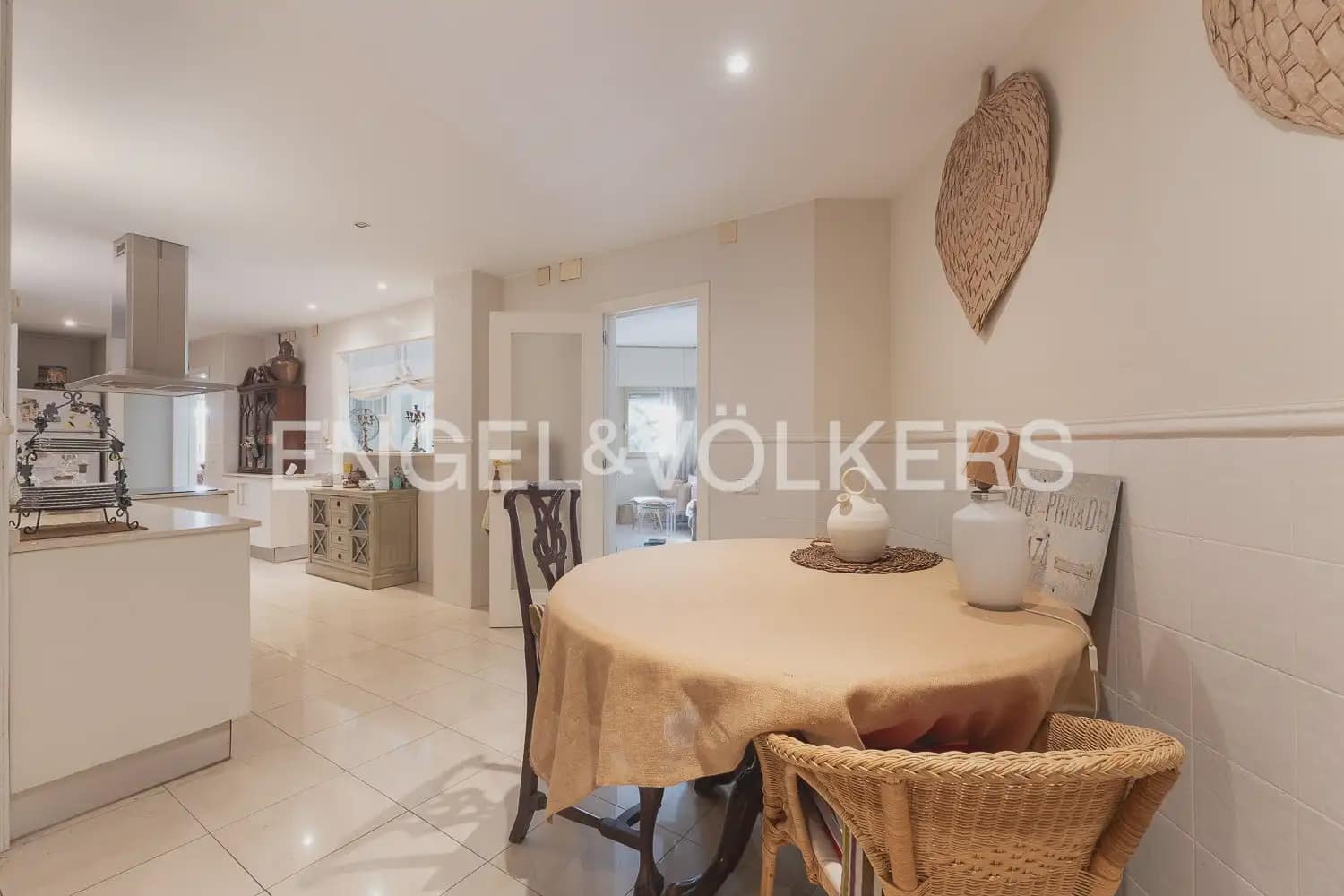 3 bedroom Flat for sale in Valencia city with garage - € 1,750,000 (Ref: 10116071)