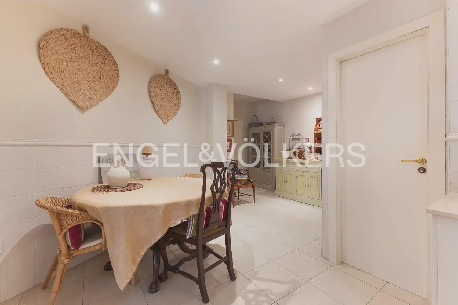 3 bedroom Flat for sale in Valencia city with garage - € 1,750,000 (Ref: 10116071)