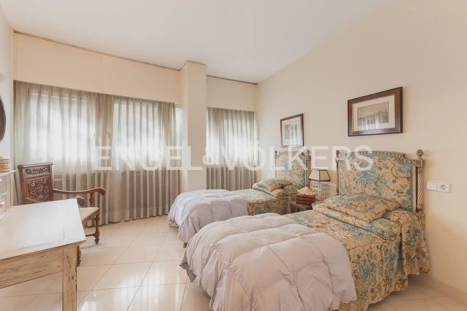 3 bedroom Flat for sale in Valencia city with garage - € 1,750,000 (Ref: 10116071)