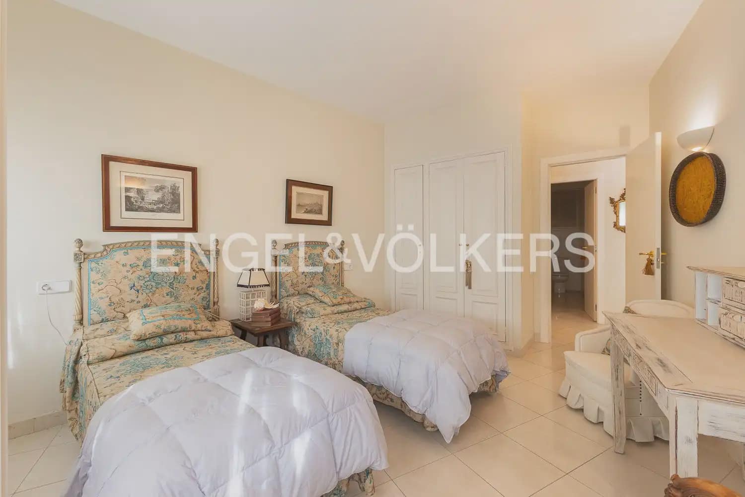 3 bedroom Flat for sale in Valencia city with garage - € 1,750,000 (Ref: 10116071)