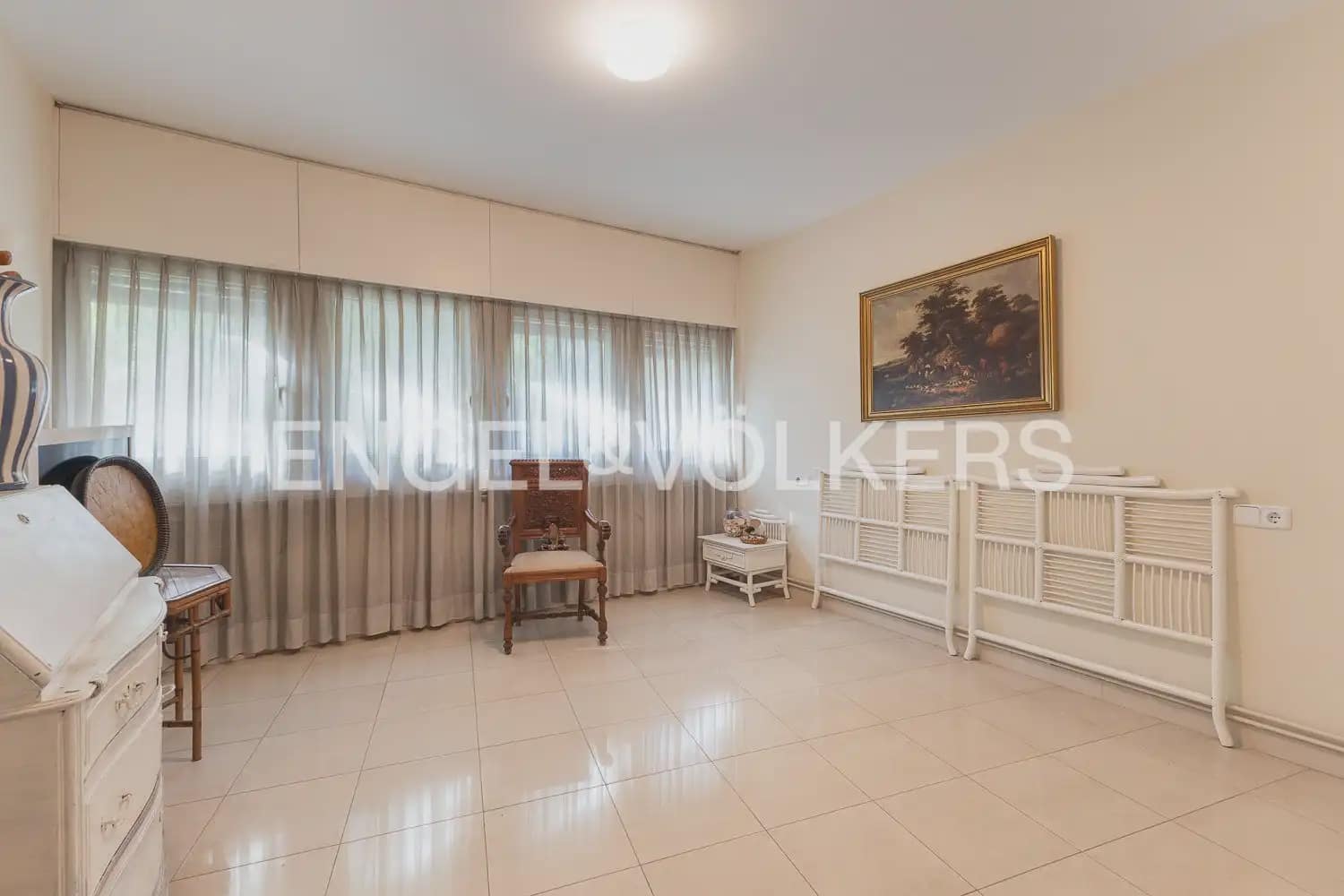 3 bedroom Flat for sale in Valencia city with garage - € 1,750,000 (Ref: 10116071)