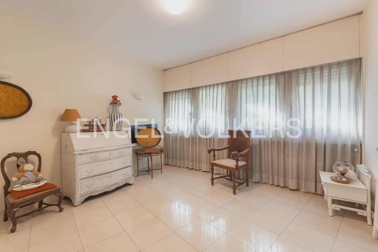 3 bedroom Flat for sale in Valencia city with garage - € 1,750,000 (Ref: 10116071)