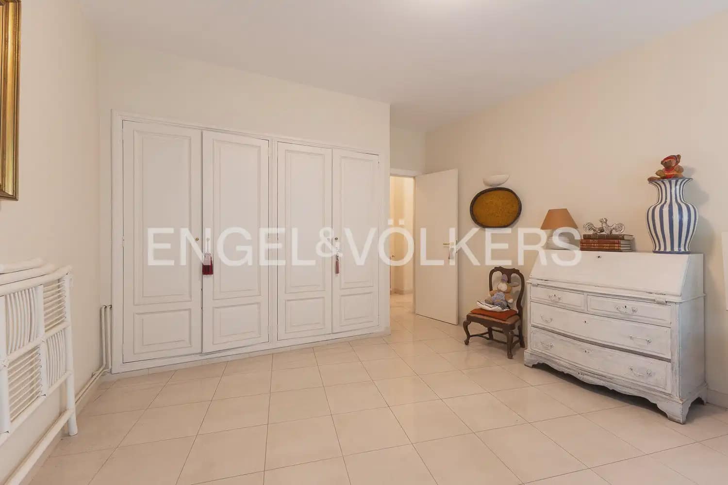 3 bedroom Flat for sale in Valencia city with garage - € 1,750,000 (Ref: 10116071)