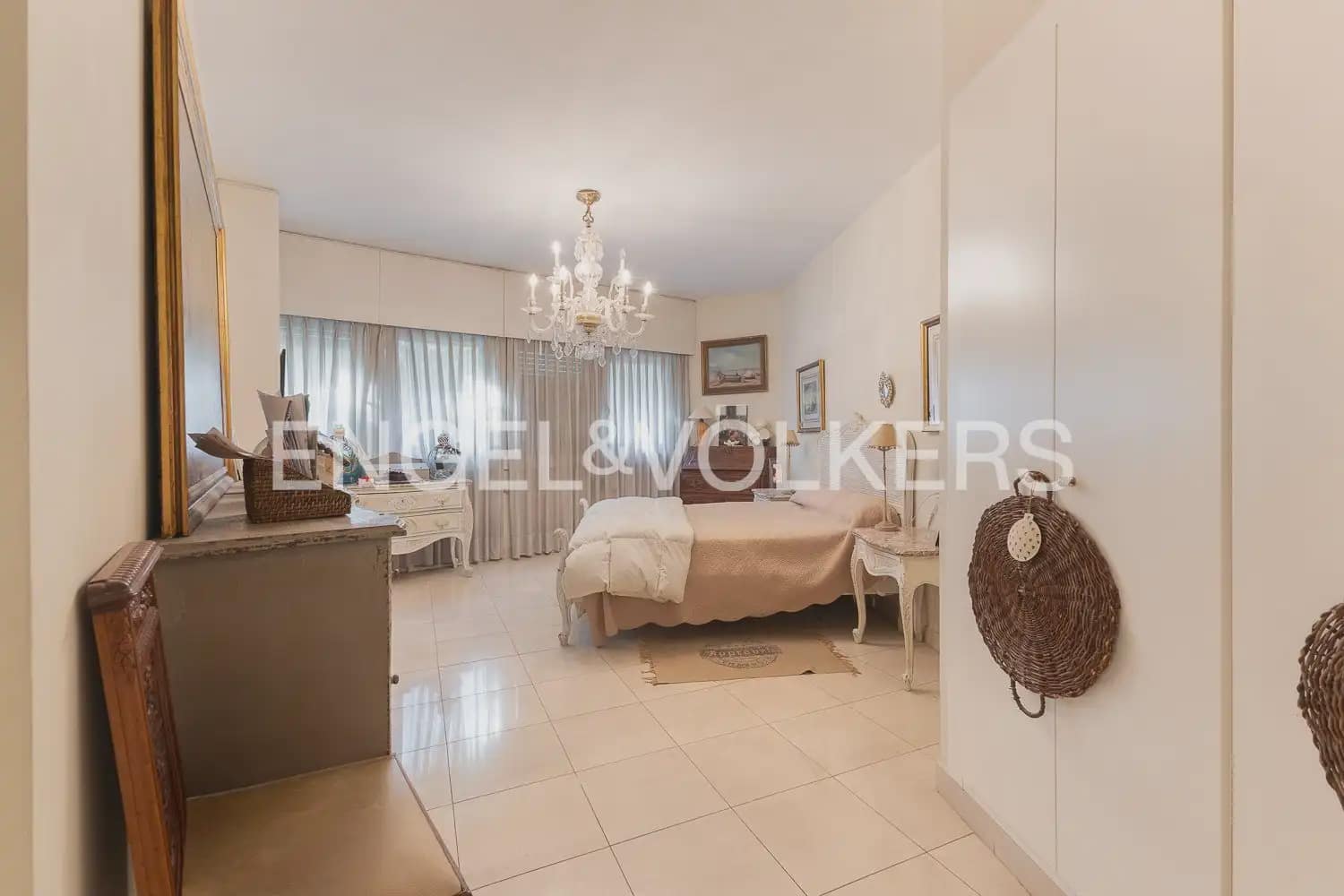 3 bedroom Flat for sale in Valencia city with garage - € 1,750,000 (Ref: 10116071)