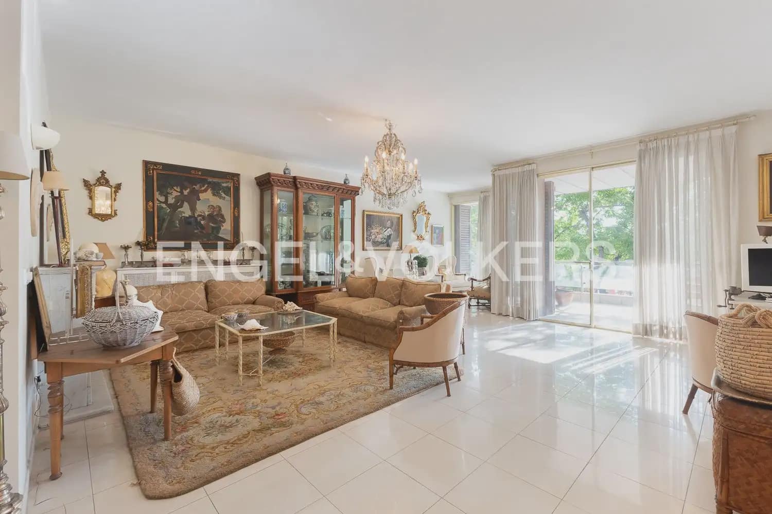 3 bedroom Flat for sale in Valencia city with garage - € 1,750,000 (Ref: 10116071)