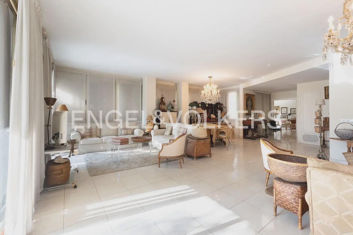 3 bedroom Flat for sale in Valencia city with garage - € 1,750,000 (Ref: 10116071)