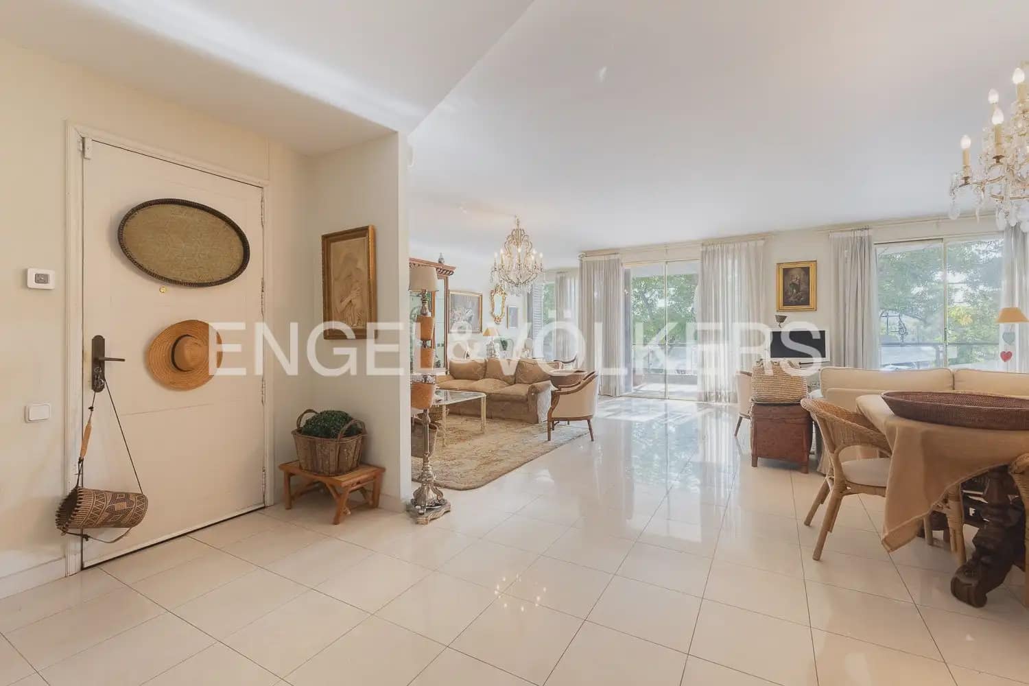 3 bedroom Flat for sale in Valencia city with garage - € 1,750,000 (Ref: 10116071)