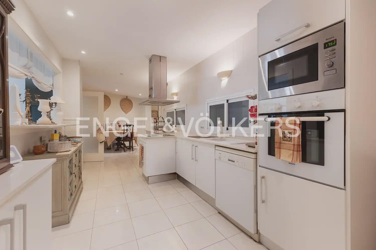 3 bedroom Flat for sale in Valencia city with garage - € 1,750,000 (Ref: 10116071)