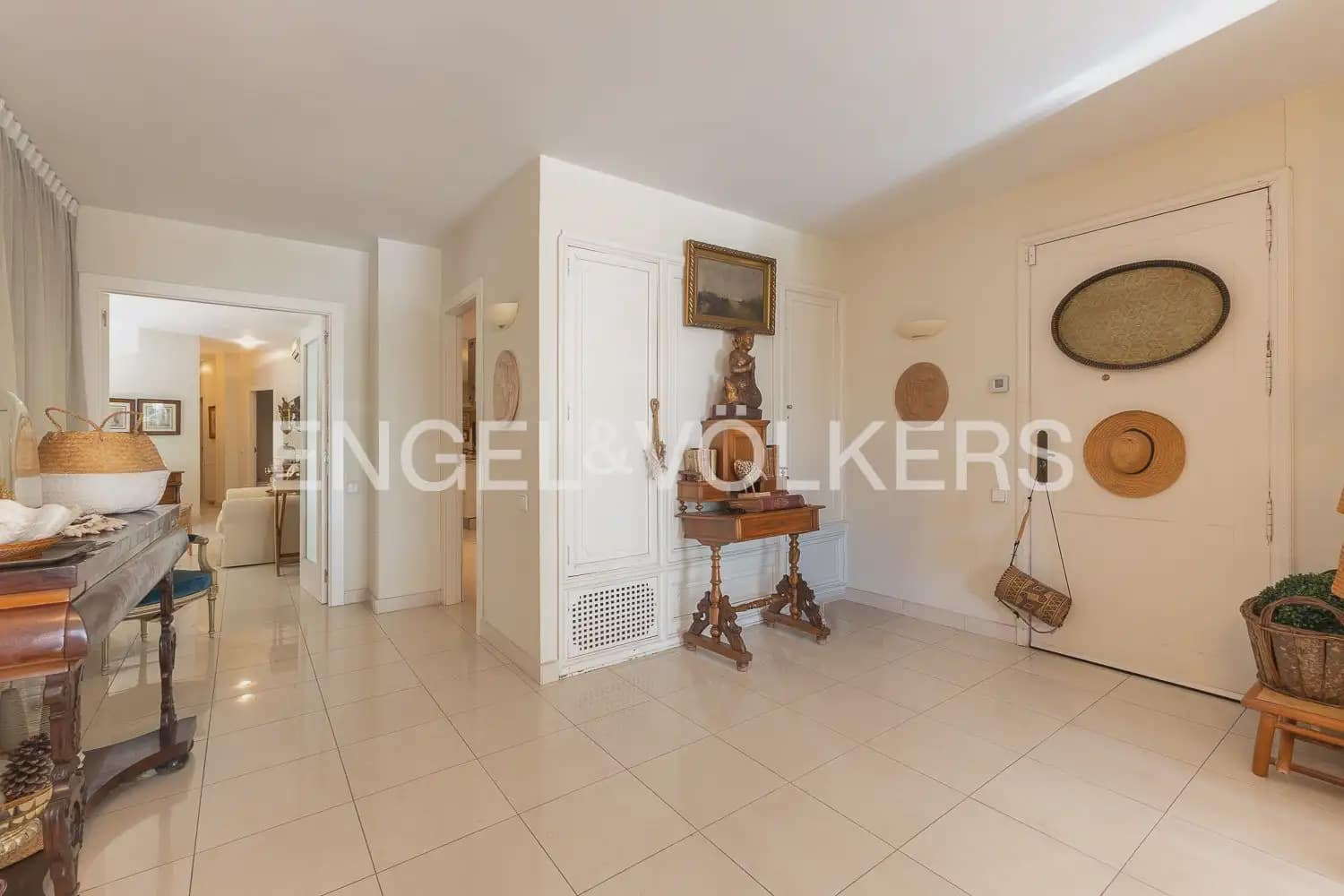 3 bedroom Flat for sale in Valencia city with garage - € 1,750,000 (Ref: 10116071)