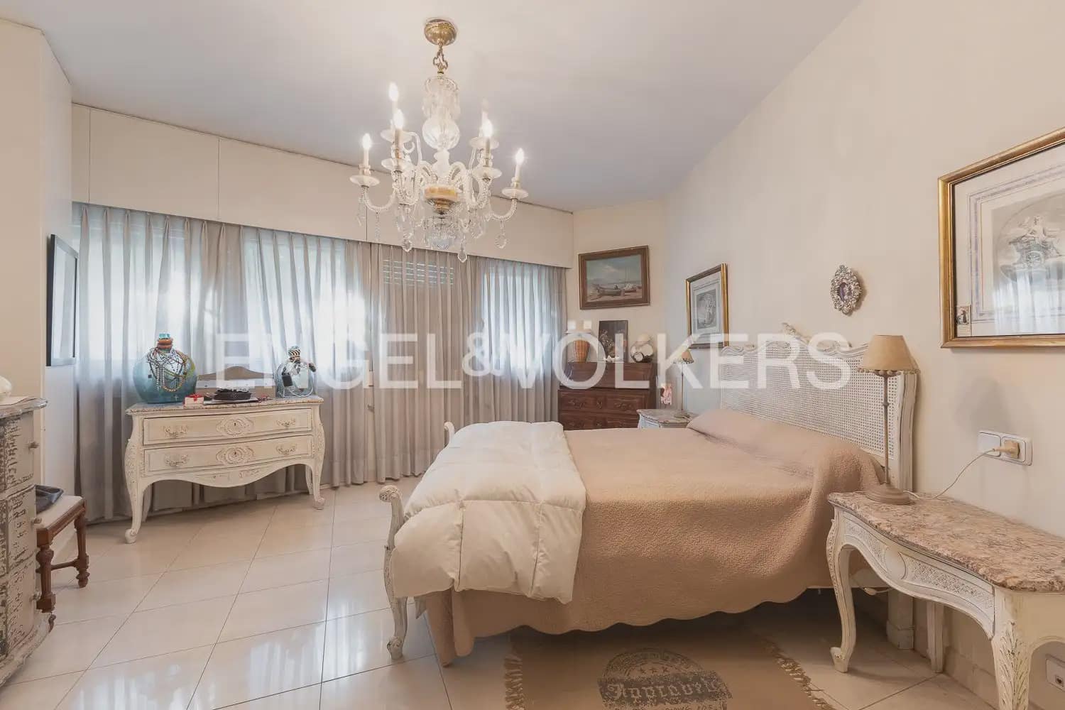 3 bedroom Flat for sale in Valencia city with garage - € 1,750,000 (Ref: 10116071)