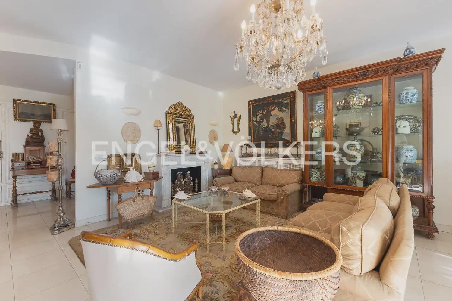 3 bedroom Flat for sale in Valencia city with garage - € 1,750,000 (Ref: 10116071)