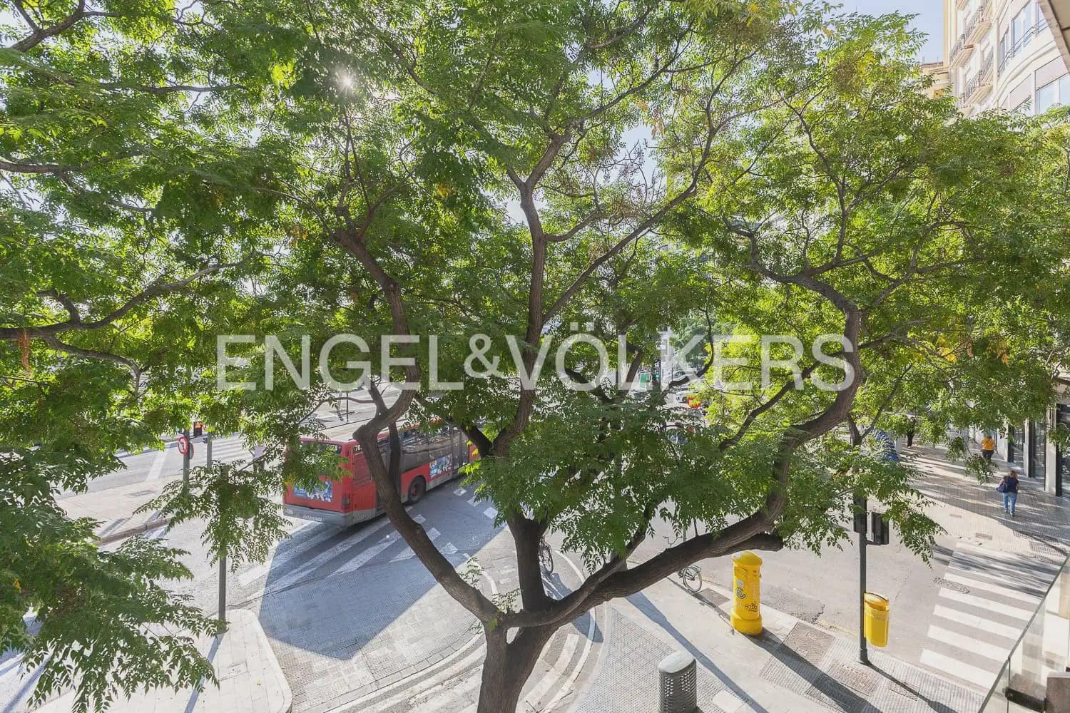 3 bedroom Flat for sale in Valencia city with garage - € 1,750,000 (Ref: 10116071)