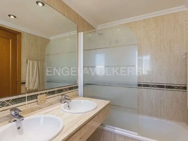 Villa/Maison de 3 chambres à louer à Chiva avec garage - 1 600 € (Ref: 10116073)