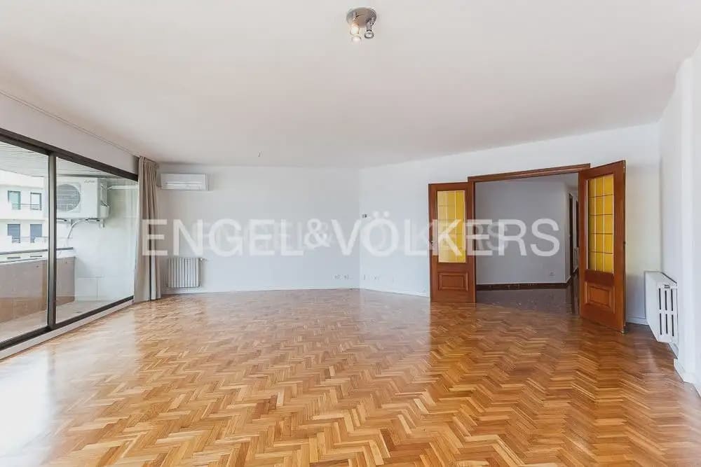 4 quarto Apartamento para arrendar em Valencia cidade com garagem - 2 200 € (Ref: 10124719)