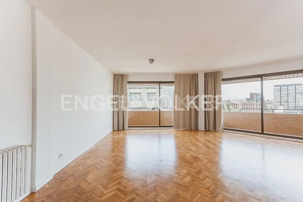4 quarto Apartamento para arrendar em Valencia cidade com garagem - 2 200 € (Ref: 10124719)