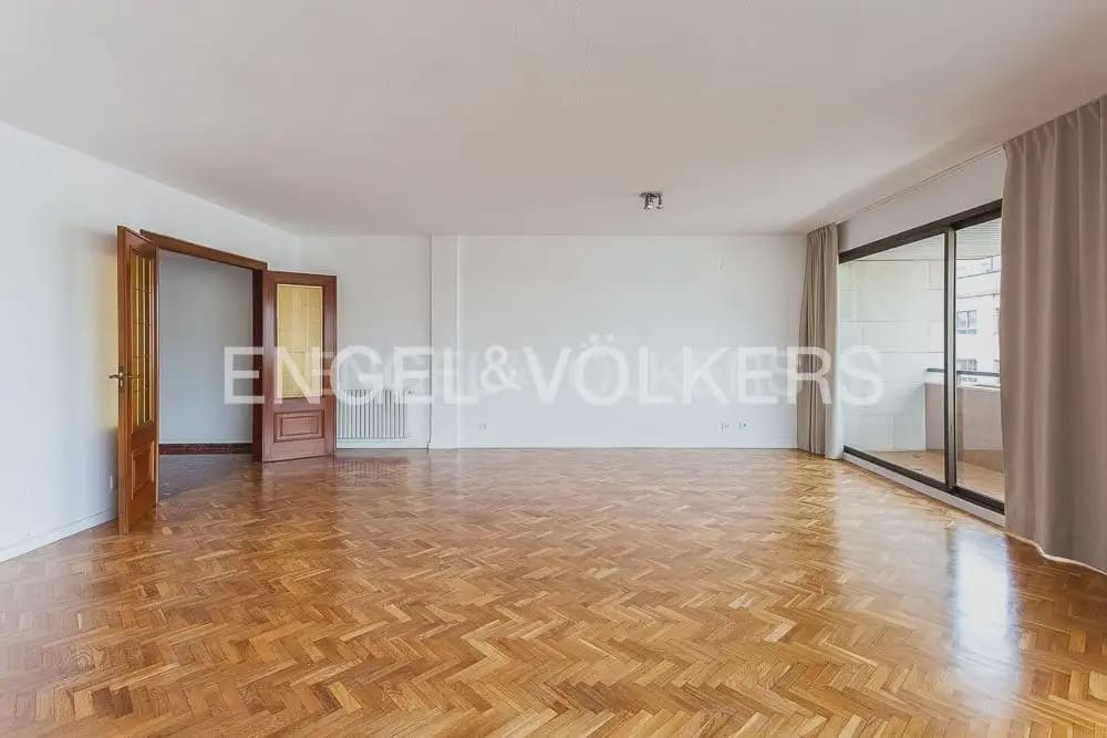 4 quarto Apartamento para arrendar em Valencia cidade com garagem - 2 200 € (Ref: 10124719)