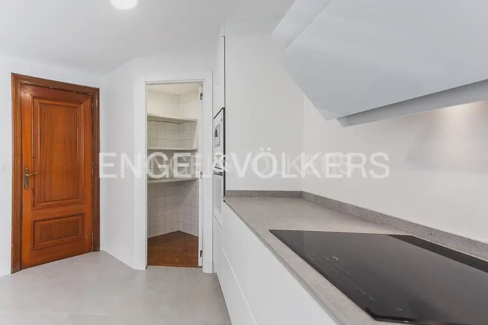 4 quarto Apartamento para arrendar em Valencia cidade com garagem - 2 200 € (Ref: 10124719)