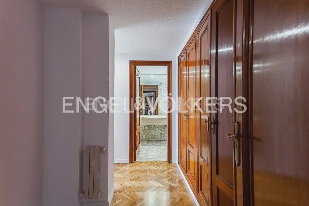 4 quarto Apartamento para arrendar em Valencia cidade com garagem - 2 200 € (Ref: 10124719)