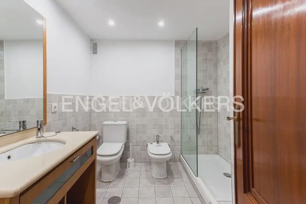 4 quarto Apartamento para arrendar em Valencia cidade com garagem - 2 200 € (Ref: 10124719)