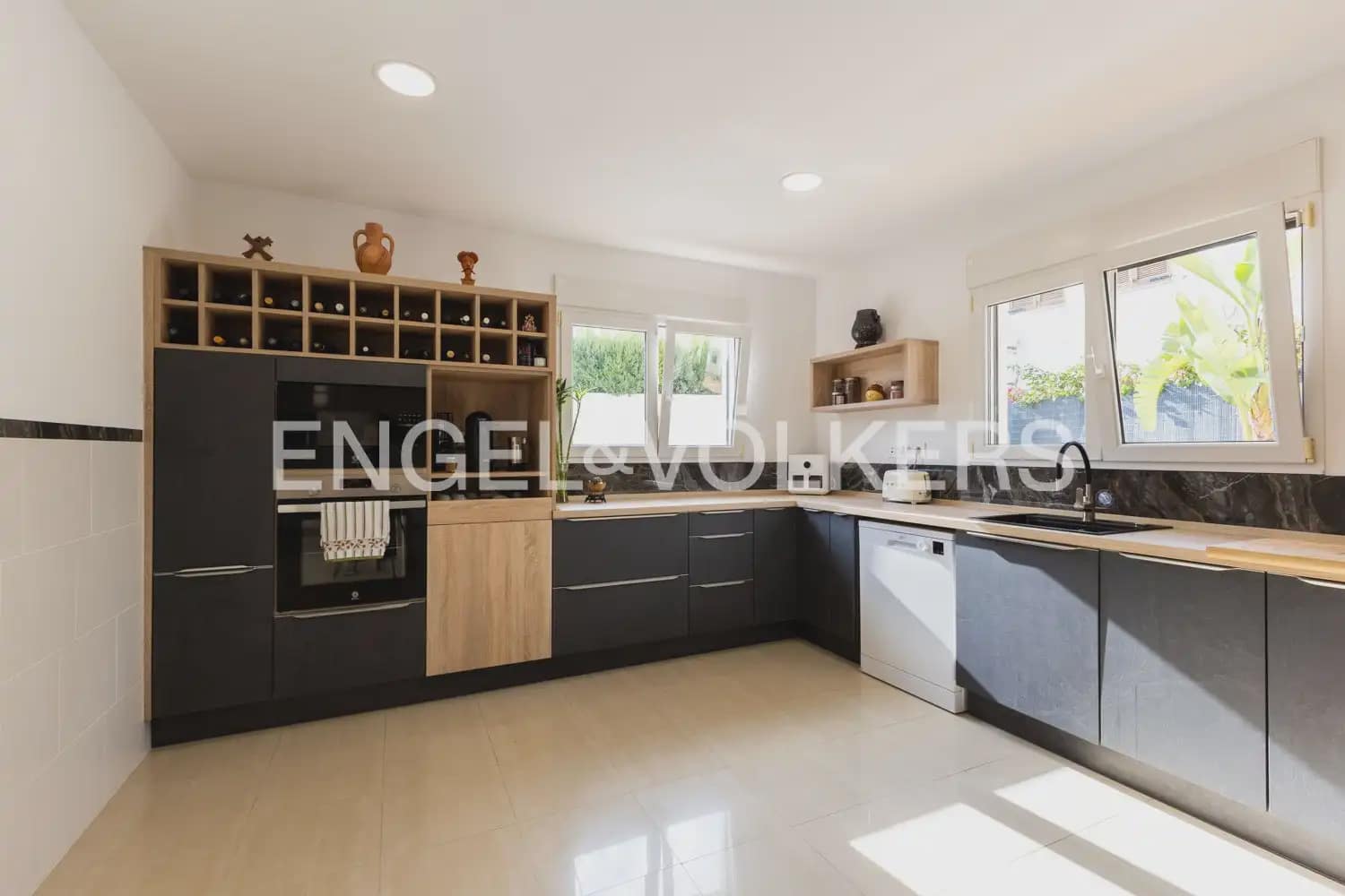 5 bedroom Villa for sale in Alcala de Xivert with pool garage - € 820,000 (Ref: 10124891)