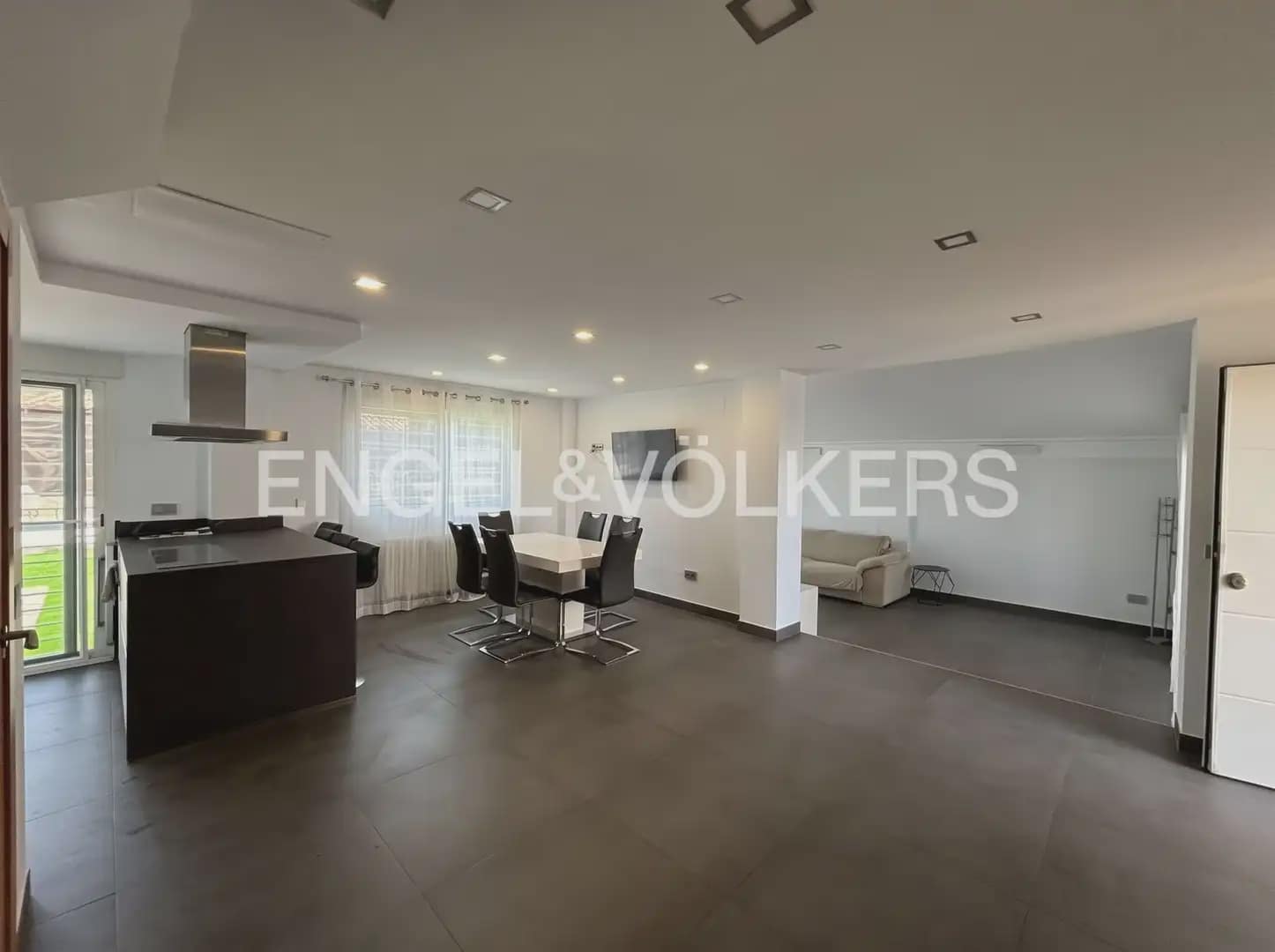 4 bedroom Semi-detached Villa for rent in San Antonio de Benageber with pool - € 2,600 (Ref: 10130555)