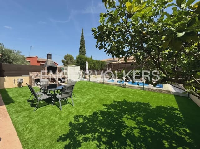 4 bedroom Semi-detached Villa for rent in San Antonio de Benagéber with pool - € 2,600 (Ref: 10130555)