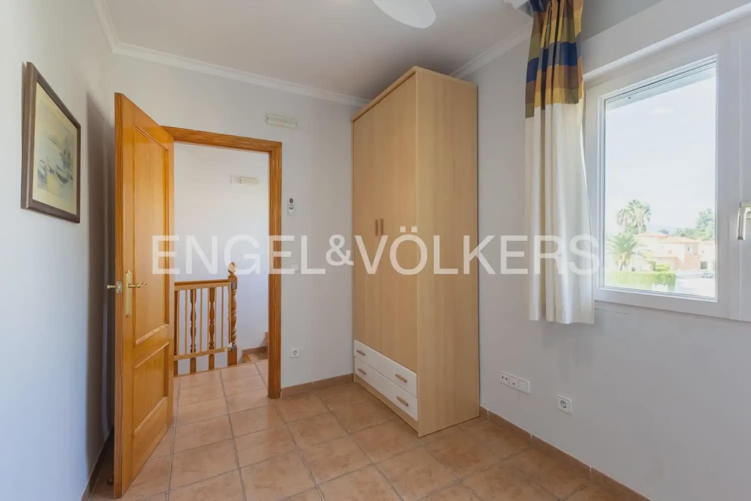 3 soverom Kjedet enebolig til leie i Oliva med svømmebasseng garasje - € 1 500 (Ref: 10133608)