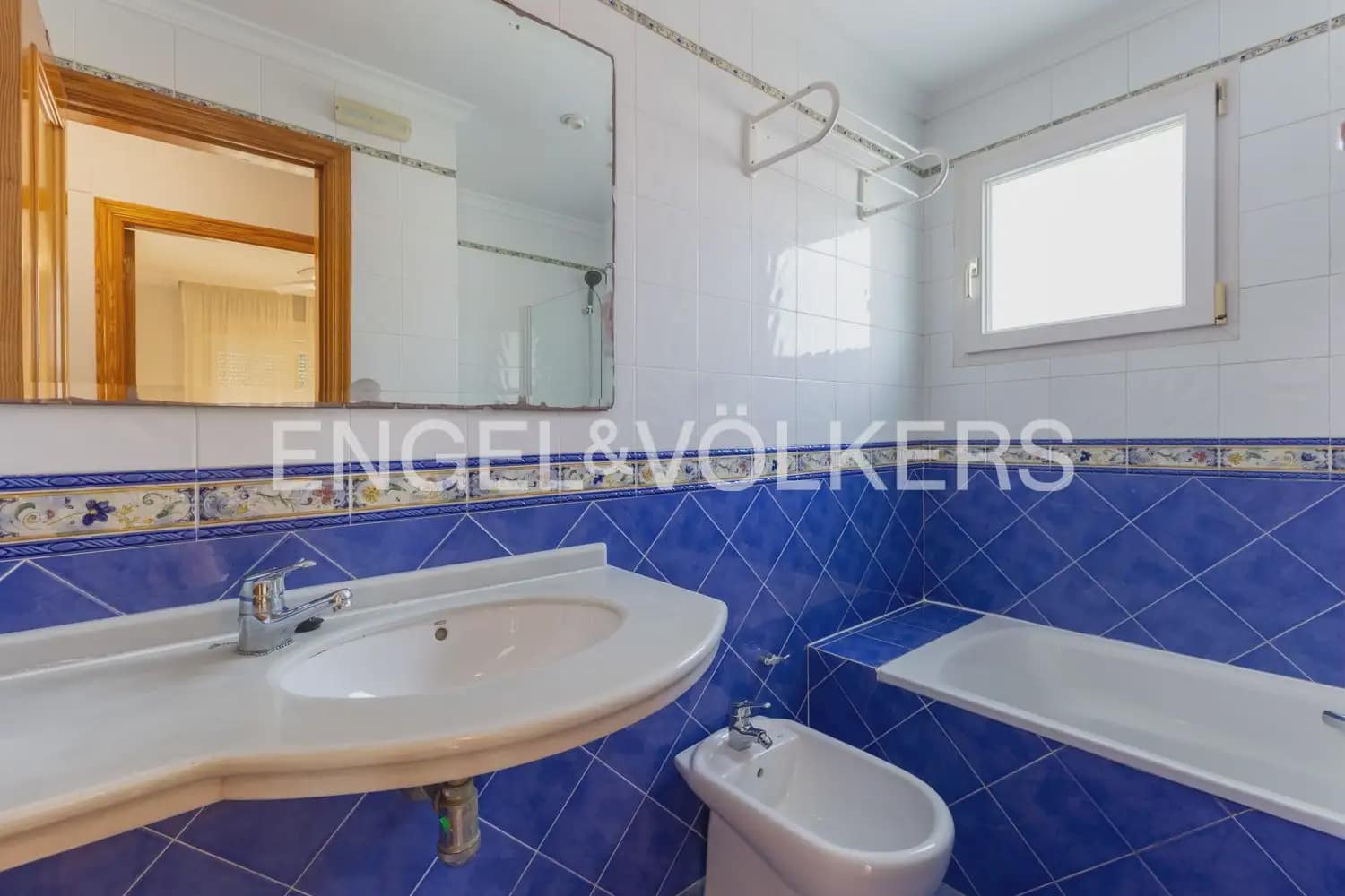 3 soverom Kjedet enebolig til leie i Oliva med svømmebasseng garasje - € 1 500 (Ref: 10133608)