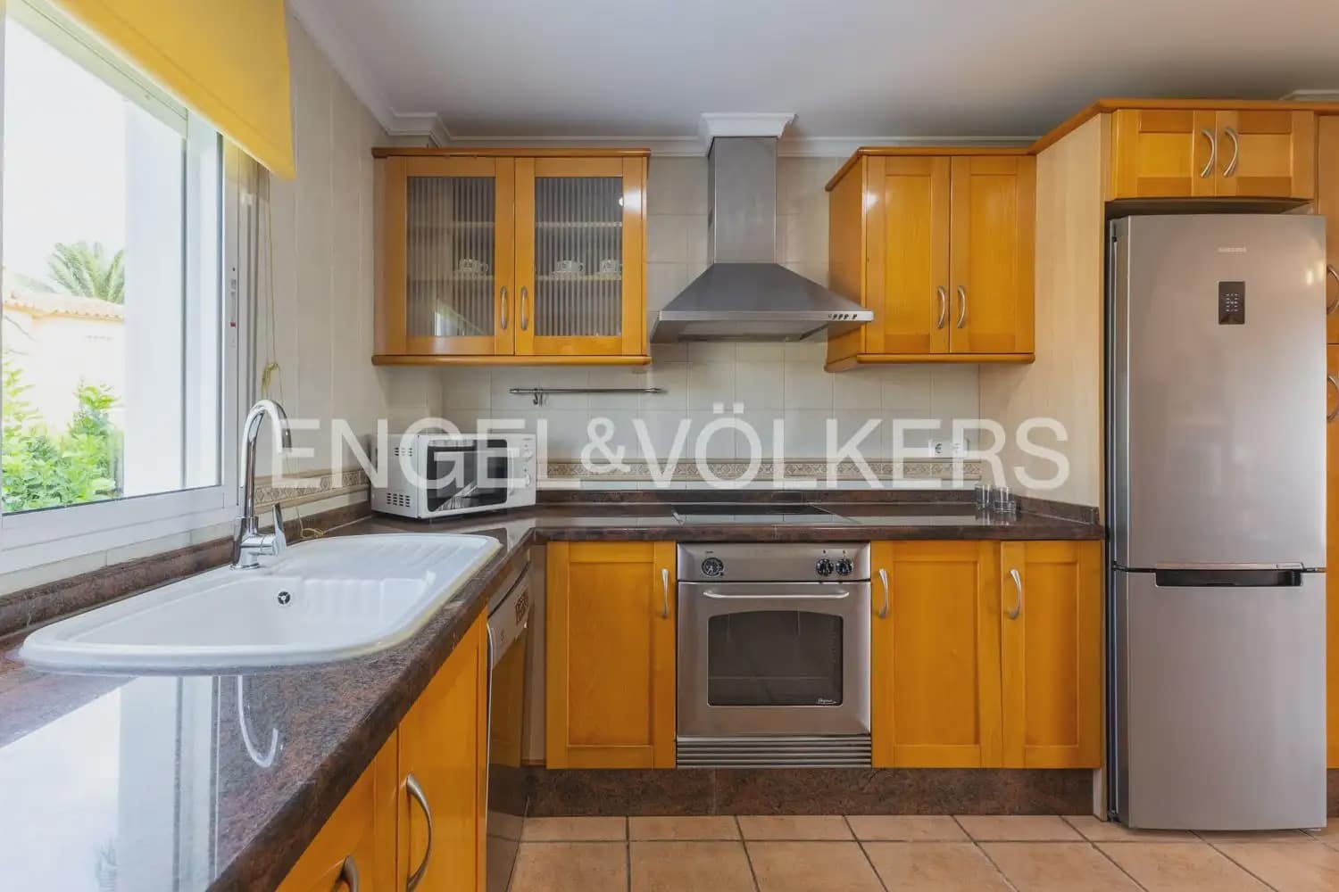3 soverom Kjedet enebolig til leie i Oliva med svømmebasseng garasje - € 1 500 (Ref: 10133608)
