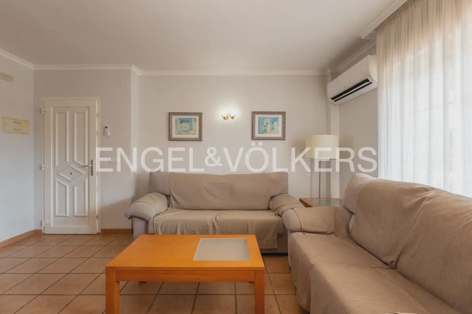 3 soverom Kjedet enebolig til leie i Oliva med svømmebasseng garasje - € 1 500 (Ref: 10133608)