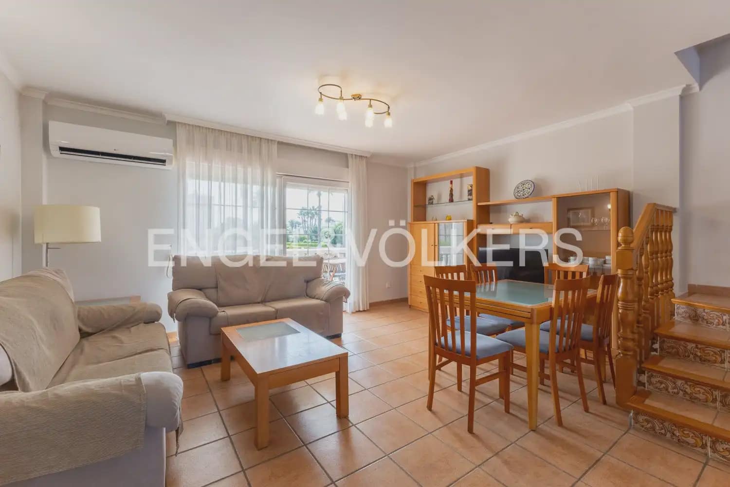 3 soverom Kjedet enebolig til leie i Oliva med svømmebasseng garasje - € 1 500 (Ref: 10133608)
