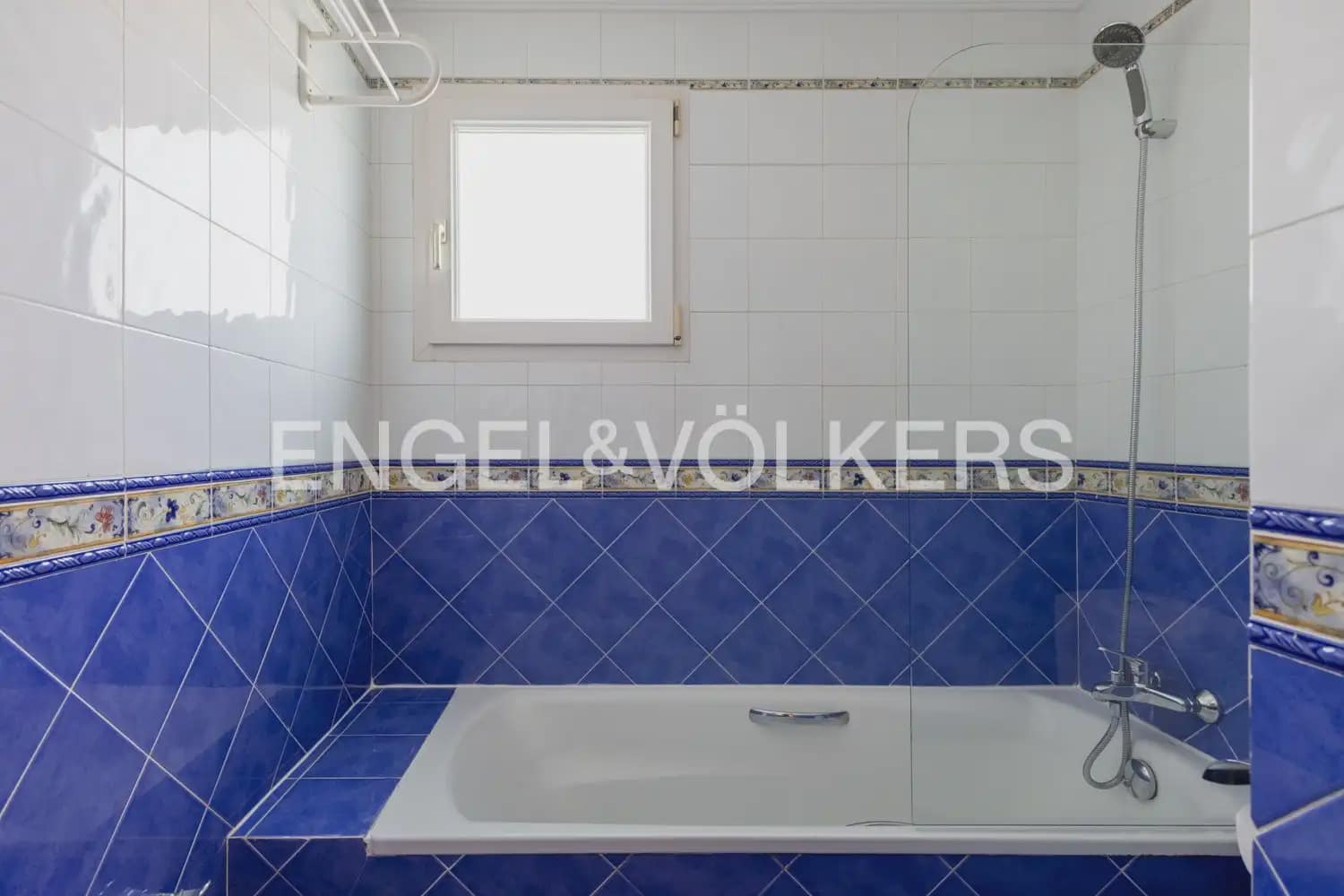 3 soverom Kjedet enebolig til leie i Oliva med svømmebasseng garasje - € 1 500 (Ref: 10133608)