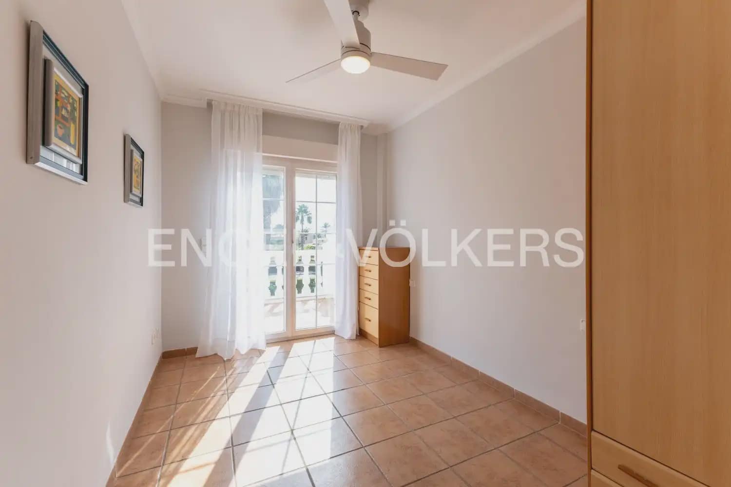 3 soverom Kjedet enebolig til leie i Oliva med svømmebasseng garasje - € 1 500 (Ref: 10133608)