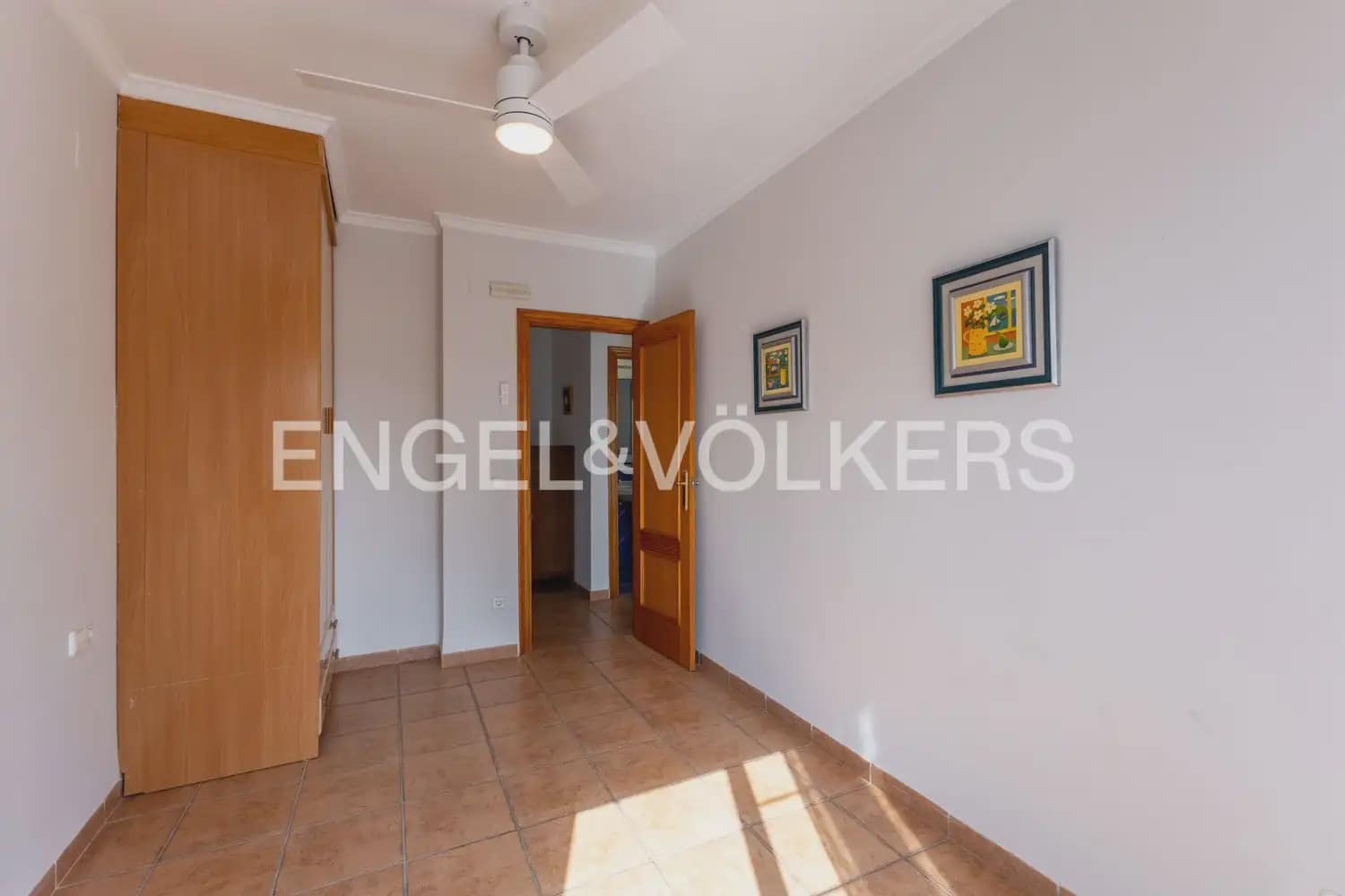 3 soverom Kjedet enebolig til leie i Oliva med svømmebasseng garasje - € 1 500 (Ref: 10133608)