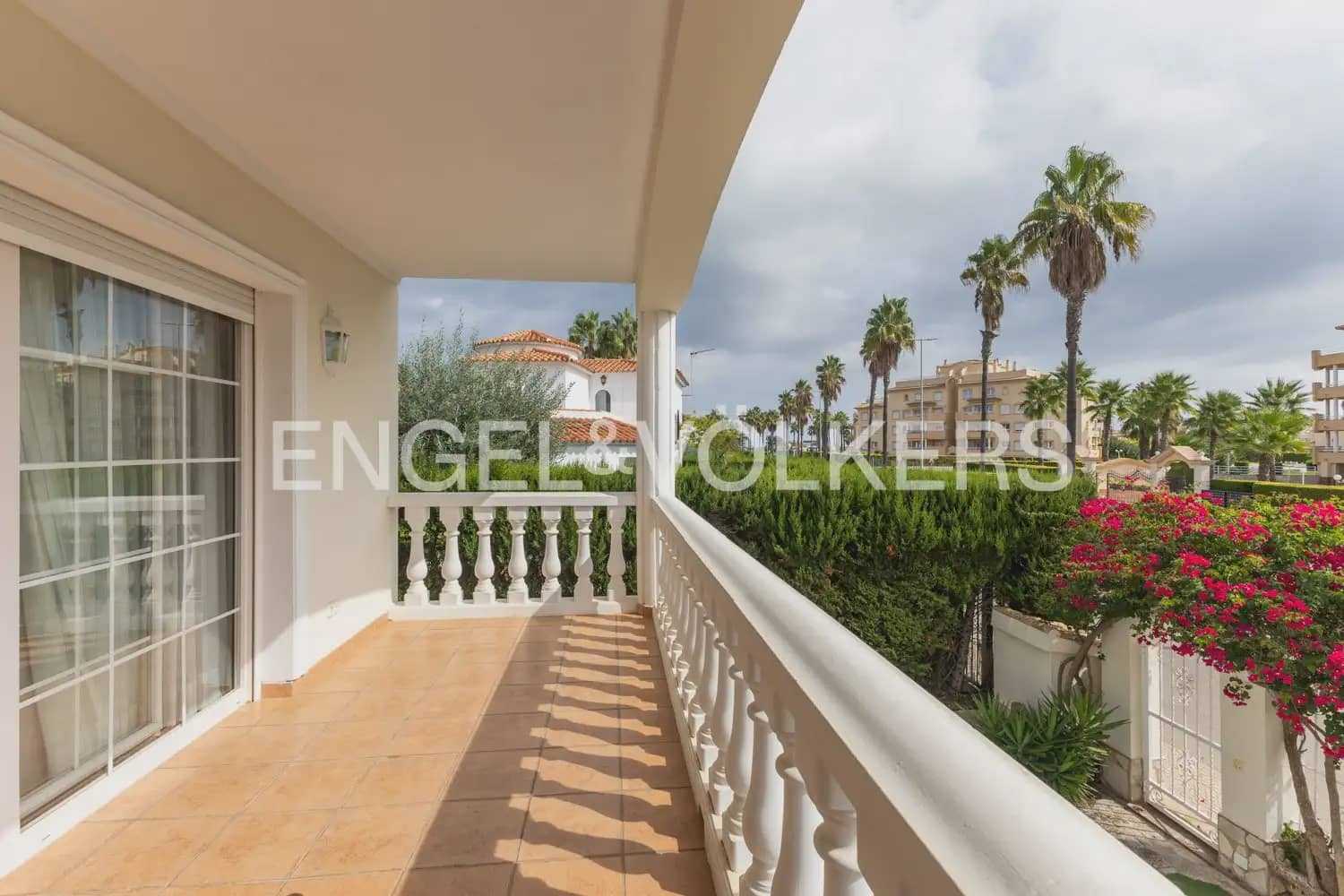 3 soverom Kjedet enebolig til leie i Oliva med svømmebasseng garasje - € 1 500 (Ref: 10133608)