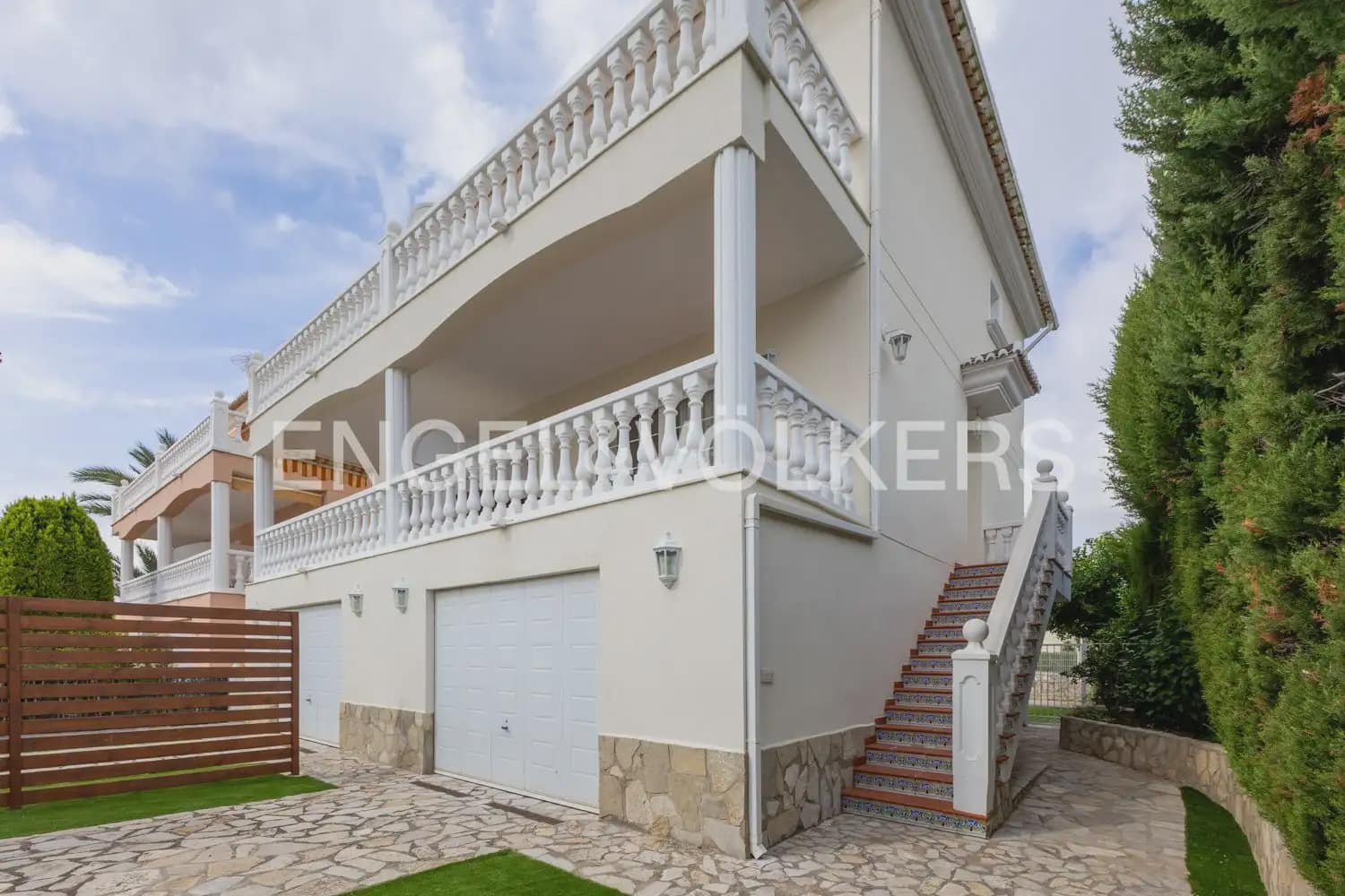 3 soverom Kjedet enebolig til leie i Oliva med svømmebasseng garasje - € 1 500 (Ref: 10133608)