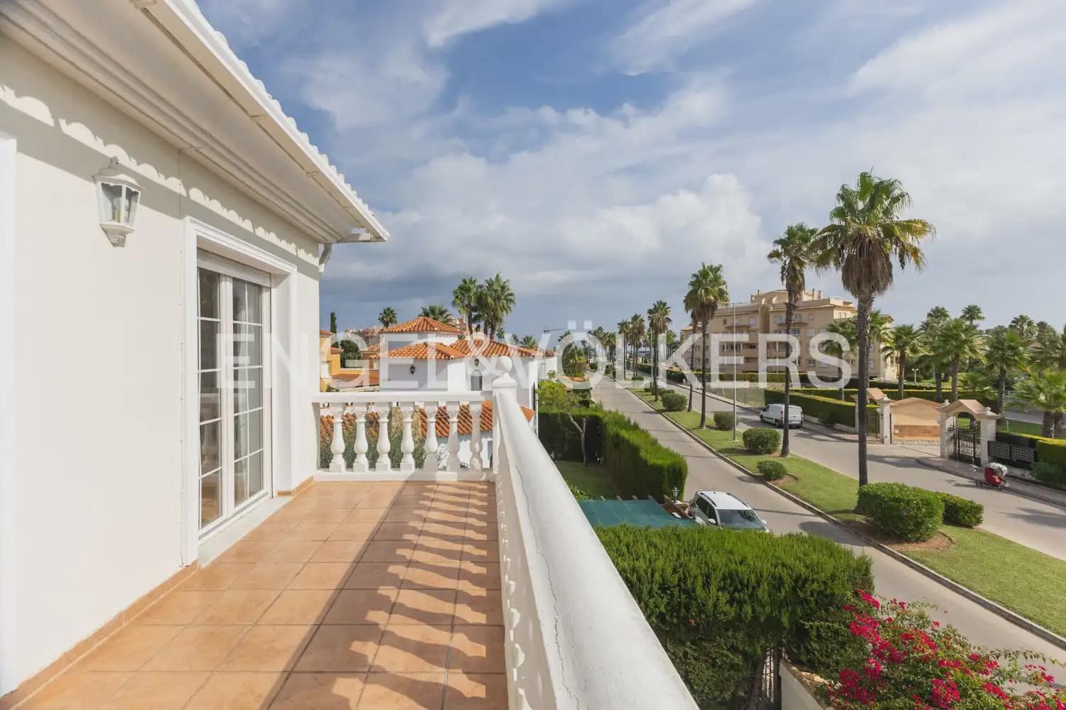 3 soverom Kjedet enebolig til leie i Oliva med svømmebasseng garasje - € 1 500 (Ref: 10133608)