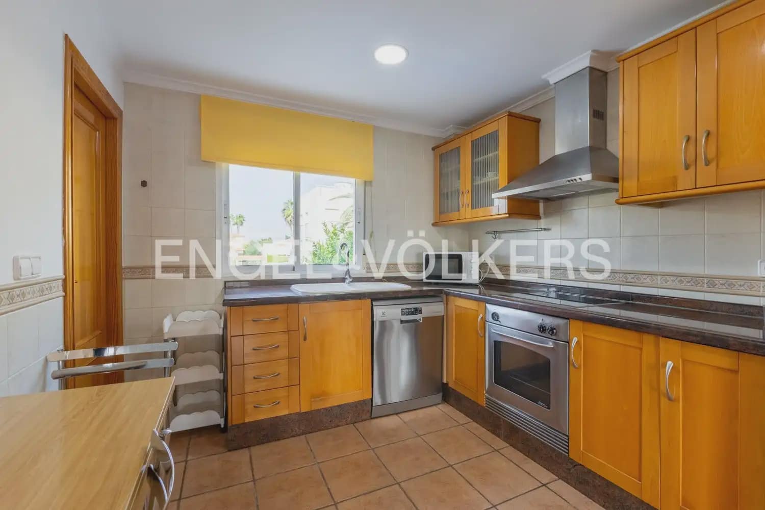 3 soverom Kjedet enebolig til leie i Oliva med svømmebasseng garasje - € 1 500 (Ref: 10133608)