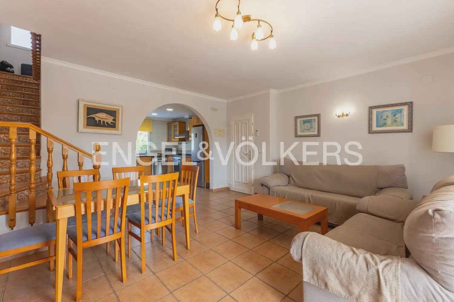 3 soverom Kjedet enebolig til leie i Oliva med svømmebasseng garasje - € 1 500 (Ref: 10133608)