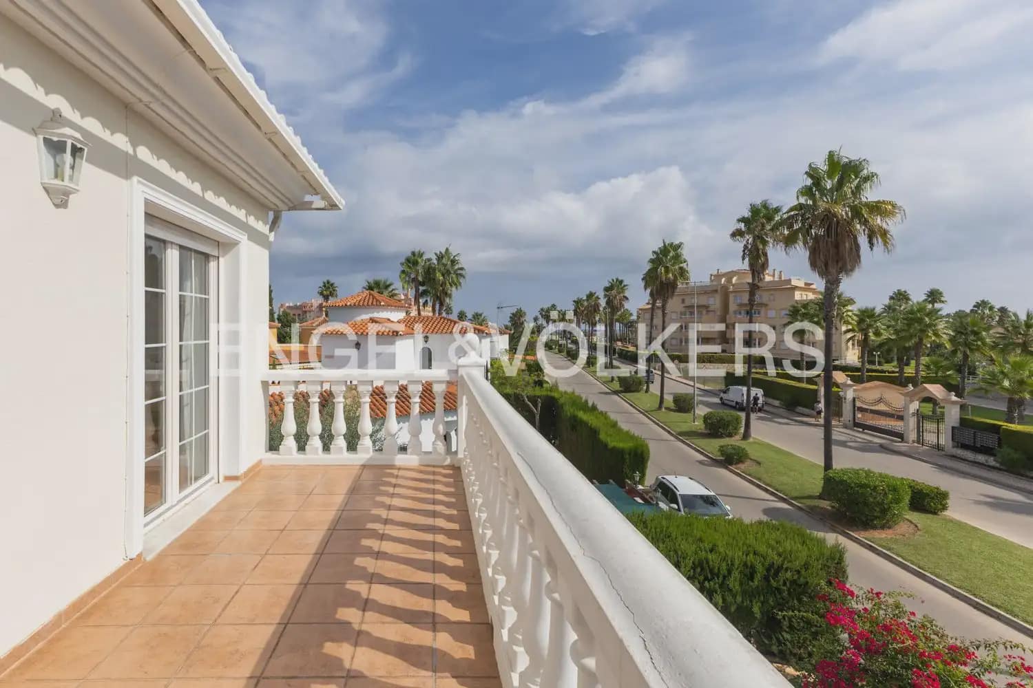 3 soverom Kjedet enebolig til leie i Oliva med svømmebasseng garasje - € 1 500 (Ref: 10133608)