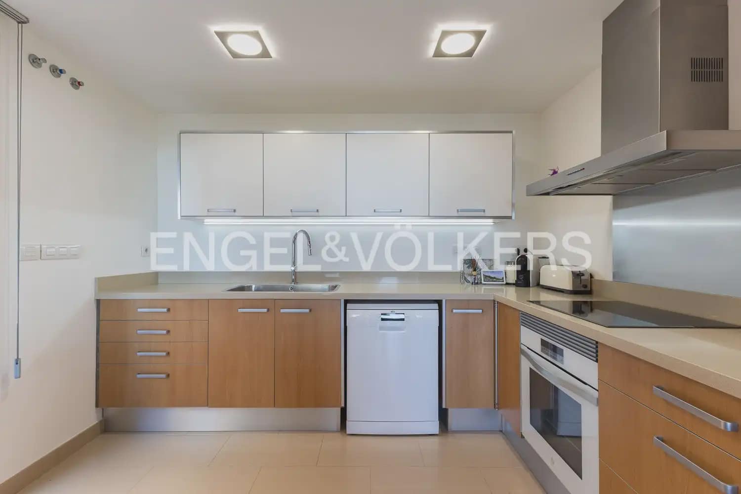 3 soveværelse Villa til salg i Chiva med swimmingpool garage - € 370.000 (Ref: 10134969)
