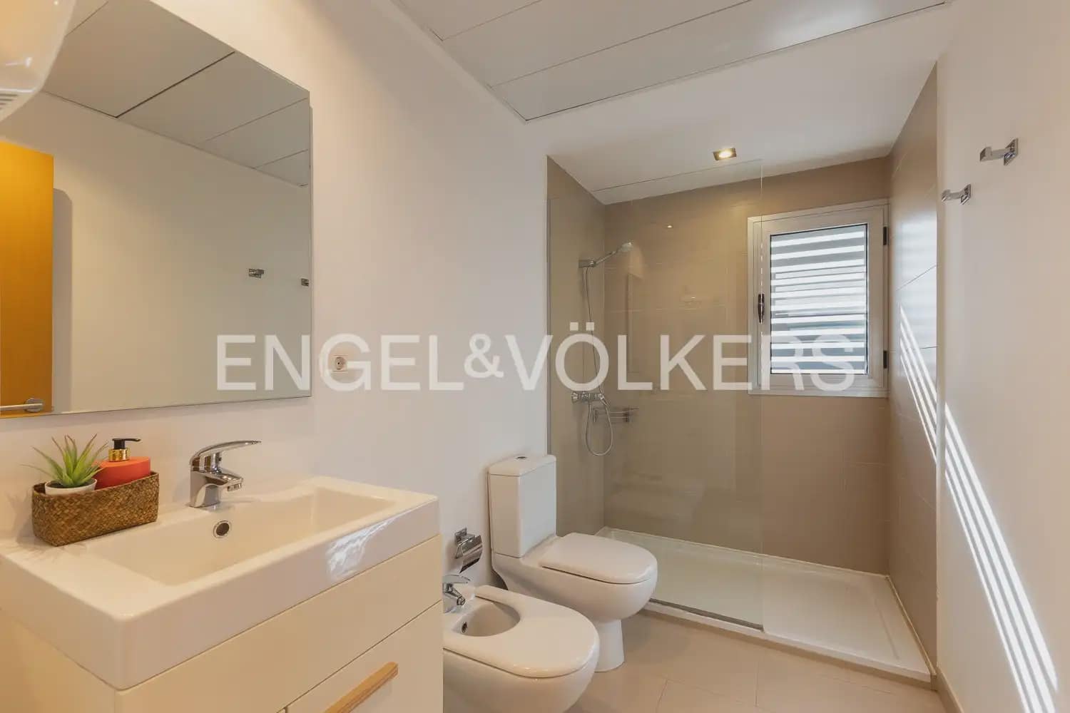 3 soveværelse Villa til salg i Chiva med swimmingpool garage - € 370.000 (Ref: 10134969)