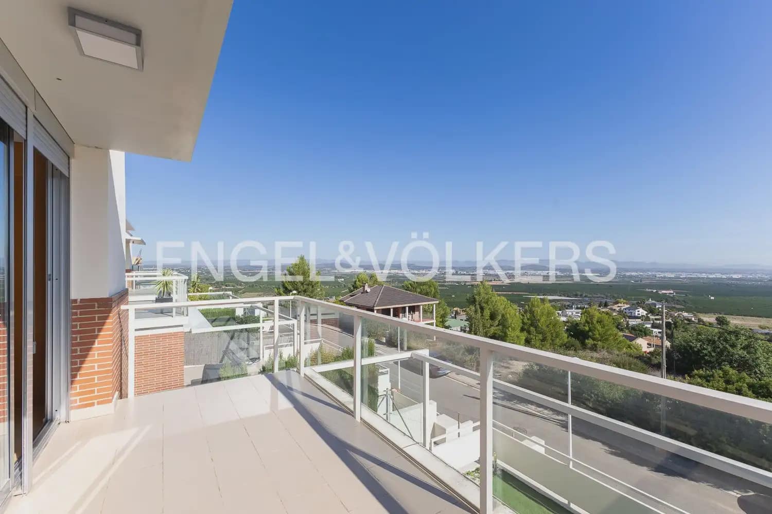 3 soveværelse Villa til salg i Chiva med swimmingpool garage - € 370.000 (Ref: 10134969)