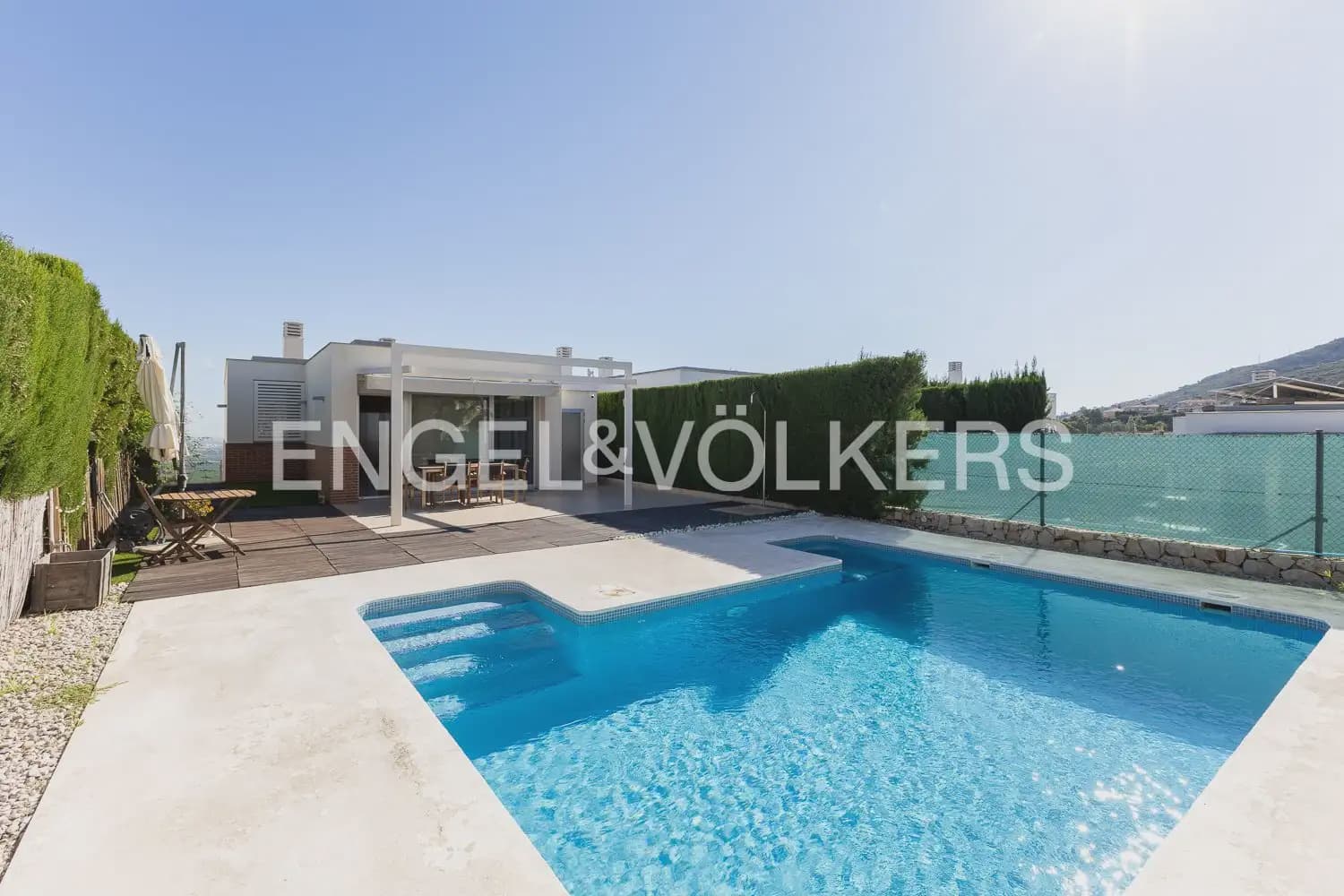 3 soveværelse Villa til salg i Chiva med swimmingpool garage - € 370.000 (Ref: 10134969)