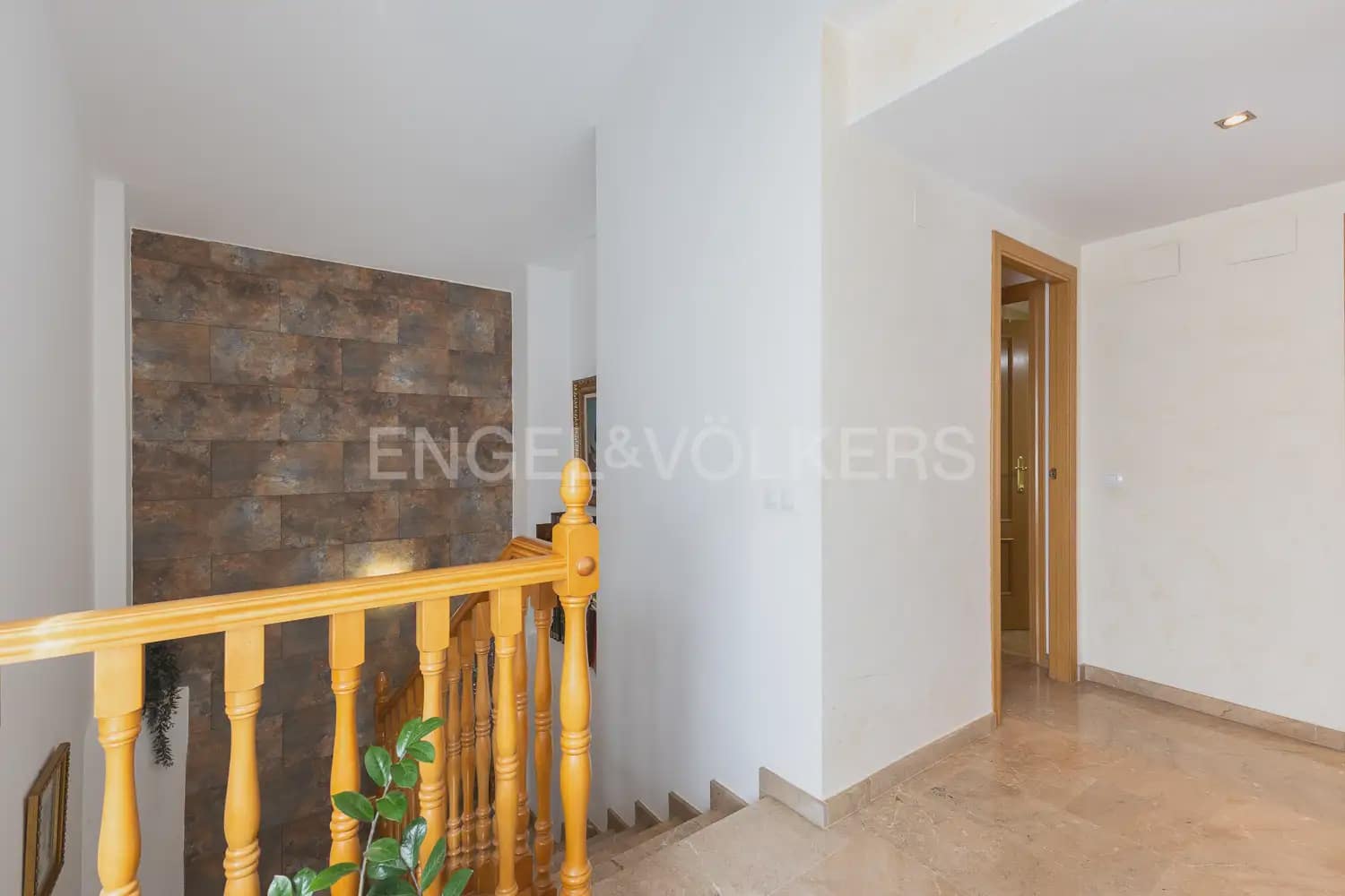 4 bedroom Villa for rent in Chiva with pool garage - € 2,100 (Ref: 10135251)
