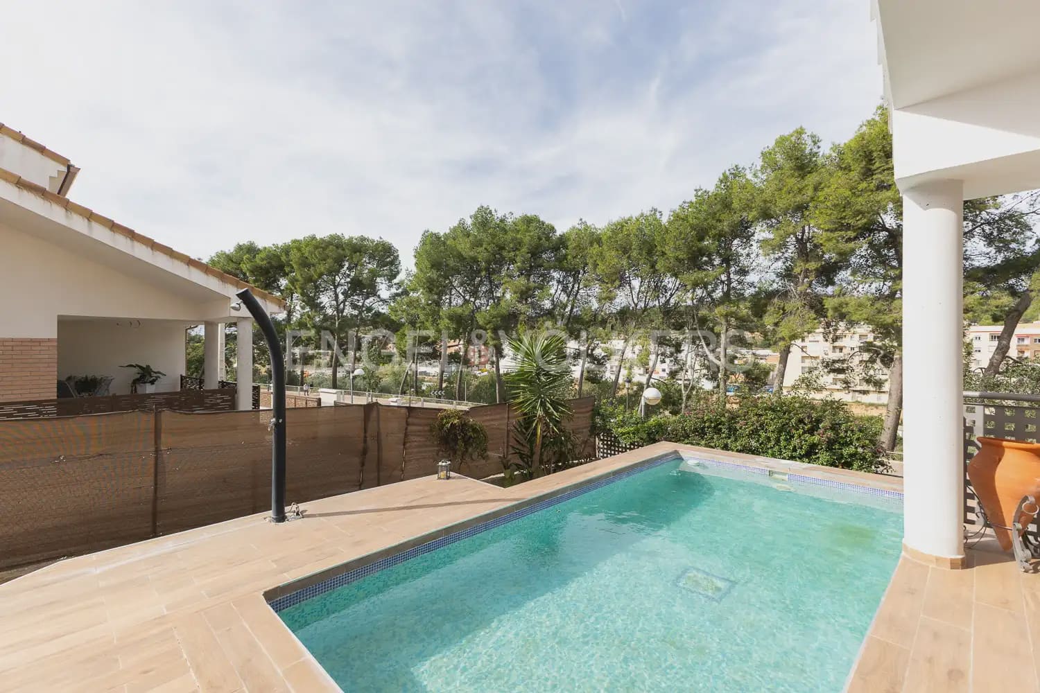 4 bedroom Villa for rent in Chiva with pool garage - € 2,100 (Ref: 10135251)