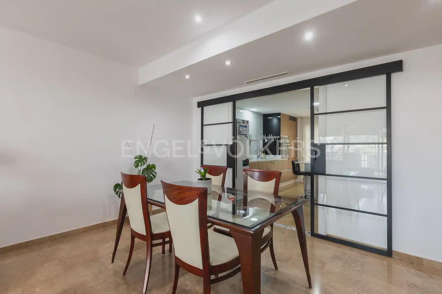 4 bedroom Villa for rent in Chiva with pool garage - € 2,100 (Ref: 10135251)