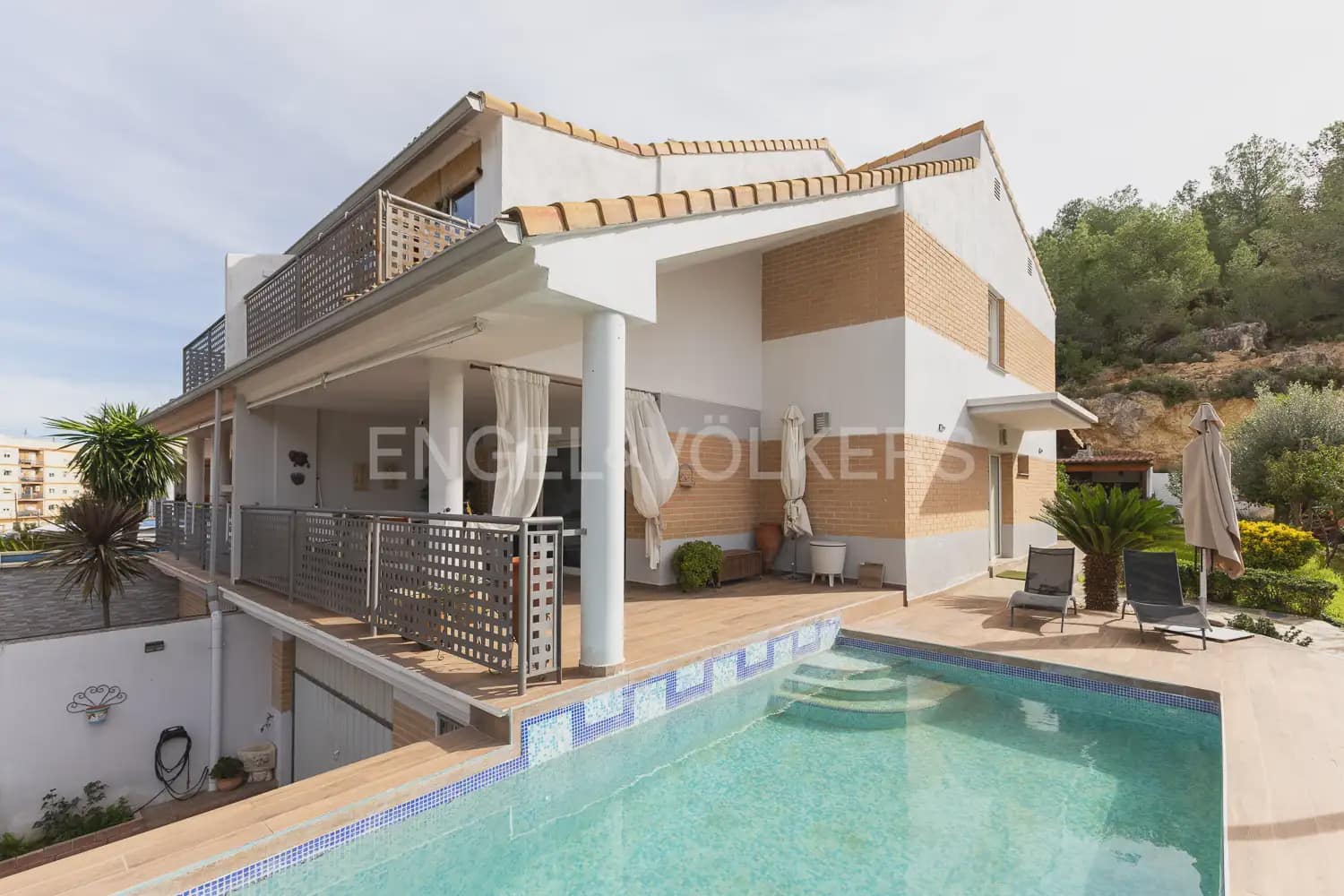 4 bedroom Villa for rent in Chiva with pool garage - € 2,100 (Ref: 10135251)