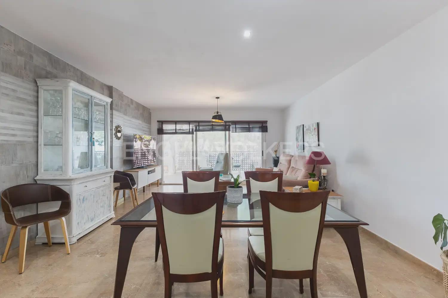 4 bedroom Villa for rent in Chiva with pool garage - € 2,100 (Ref: 10135251)